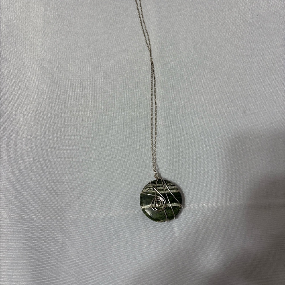 silver chain necklace with a round green and white striped Kambaba Jasper stone - Picture 3 of 5